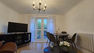 2 Bed Stylish Interiors 25min to Central London