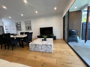 Peaceful 3BR 2BA with Parking Near Airport and CBD