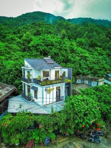 Monkey Homestay & Bar