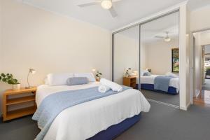 Lovely Canal Retreat In Halls Head