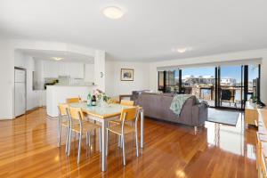 Lovely Canal Retreat In Halls Head