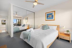 Lovely Canal Retreat In Halls Head