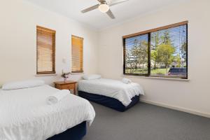 Lovely Canal Retreat In Halls Head