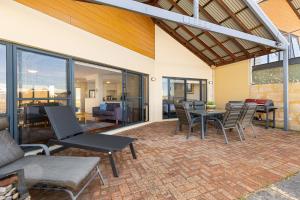 Lovely Canal Retreat In Halls Head