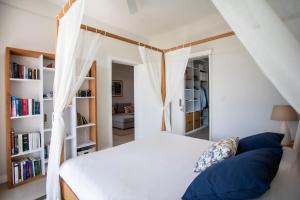 Easy Walk to Stunning La Preneuse Beach - Modern 3 Bedroom Apartment