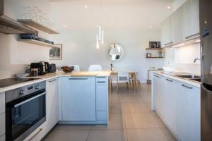 Easy Walk to Stunning La Preneuse Beach - Modern 3 Bedroom Apartment