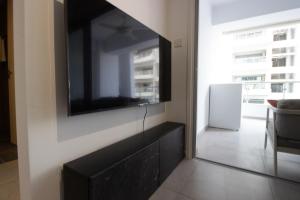 Modern City Retreat - Balcony and Chic Design