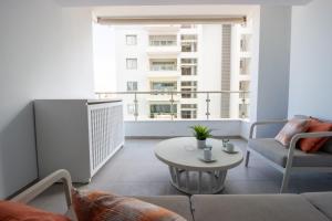 Modern City Retreat - Balcony and Chic Design