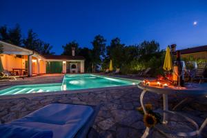 Villa Maggie, Your Peaceful Istrian Getaway with Shared Pools