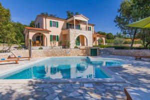 Villa Maggie, Your Peaceful Istrian Getaway with Shared Pools