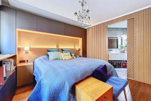 House with rooftop Eiffel Tower view