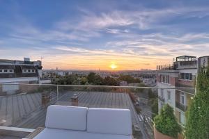 House with rooftop Eiffel Tower view