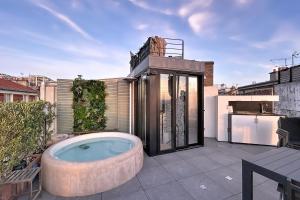 House with rooftop Eiffel Tower view