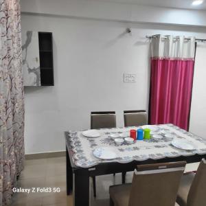 Comfortable stay at heart of Bhopal INFRONT OF 90DEGREE FAMOUS BRIDGE