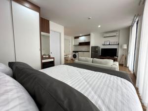 6th Avenue Sukhumvit BKK 403 BTS Asoke Nana MRT Sukhumvit