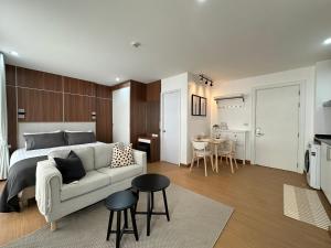 6th Avenue Sukhumvit BKK 403 BTS Asoke Nana MRT Sukhumvit