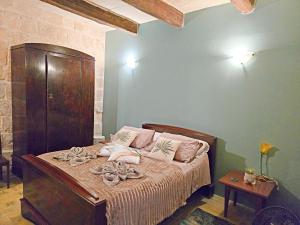 Traditional Maltese 2-Bedroom Home with Private Hot Tub - Steps Away from Valletta