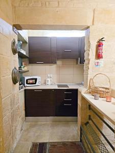 Traditional Maltese 2-Bedroom Home with Private Hot Tub - Steps Away from Valletta