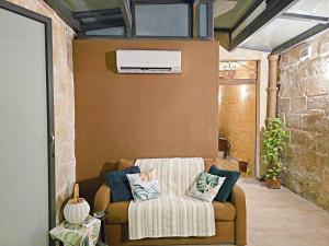 Traditional Maltese 2-Bedroom Home with Private Hot Tub - Steps Away from Valletta