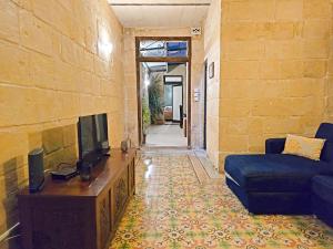 Traditional Maltese 2-Bedroom Home with Private Hot Tub - Steps Away from Valletta