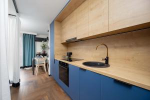 Central Warsaw Modern Studio with AC and next to the Metro by Noclegi Renters