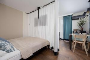 Central Warsaw Modern Studio with AC and next to the Metro by Noclegi Renters