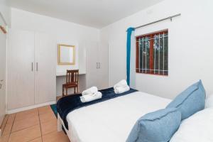 WhaleSong Apartment with sea views