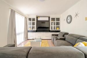 Beautiful and Colourful House with Parking