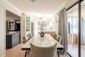 Beautiful and Colourful House with Parking