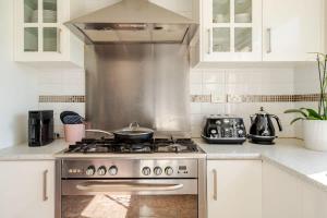 Beautiful and Colourful House with Parking