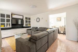 Beautiful and Colourful House with Parking