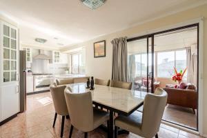 Beautiful and Colourful House with Parking