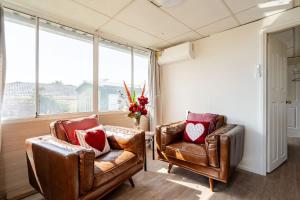 Beautiful and Colourful House with Parking