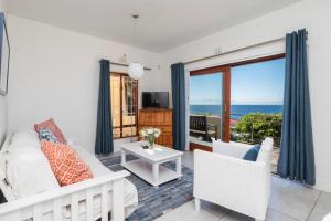Azure Work-Friendly Coastal Stay with Views