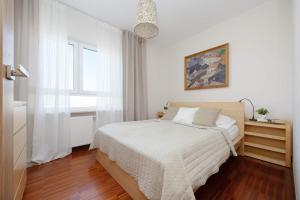 Family Apartment with 2 Bedrooms on the 16th Floor in Warsaw by Noclegi Renters