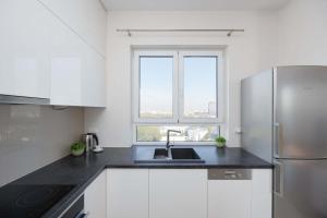 Family Apartment with 2 Bedrooms on the 16th Floor in Warsaw by Noclegi Renters