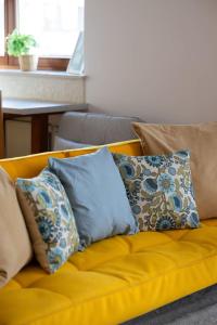 Spacious Apartment with Functional Furnishings and Two Bedrooms, Perfect for Business Trips by Noclegi Renters