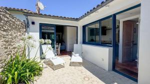 Dans le centre village de Sainte Marie de Ré, charmante location entièrement rénovée