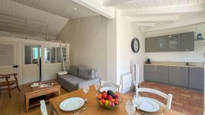 Dans le centre village de Sainte Marie de Ré, charmante location entièrement rénovée