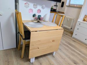 Apartment with AC, full kitchen, self check in, parking, 8 min to SAP campus, Wi Fi