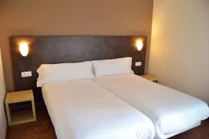 Hostal Restaurante Los Mellizos - 巴尼奥斯德莱恩西纳