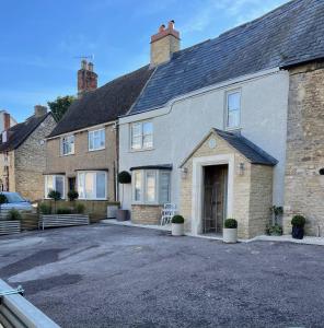 Cottage on high street, own parking and EV charger