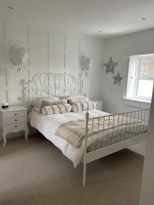 Cottage on high street, own parking and EV charger