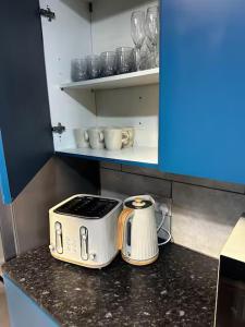 Luxurious Three-Bedroom Family Home with Free Parking