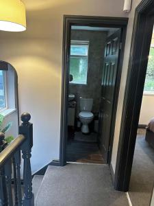 Luxurious Three-Bedroom Family Home with Free Parking