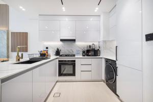 Deluxe Binghatti JVC Suites by Hostiva - City View