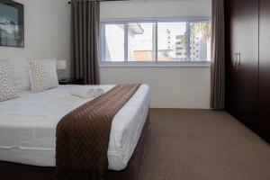 Beautiful 2 Bed 2 Bath in the Heart of Sea Point