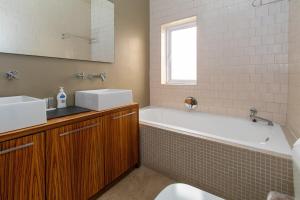 Beautiful 2 Bed 2 Bath in the Heart of Sea Point