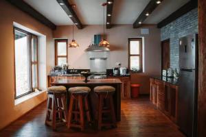 Mahakaruna mountain villa, peaceful family retreat with Himalayan views and Private Cook