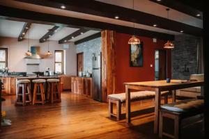 Mahakaruna mountain villa, peaceful family retreat with Himalayan views and Private Cook